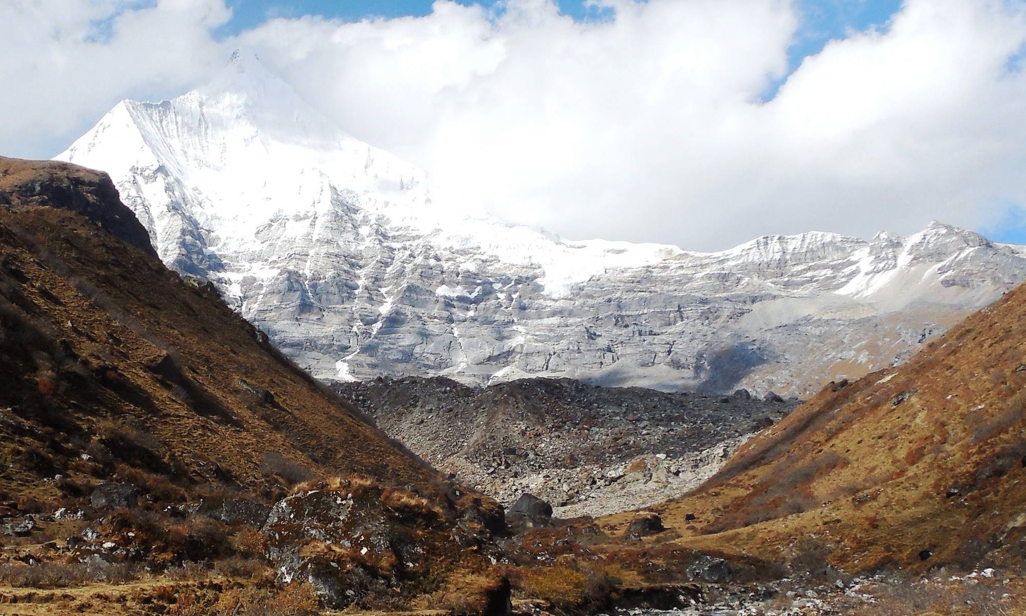 Jichu Drake's snow peaks above the valley at Jangothang